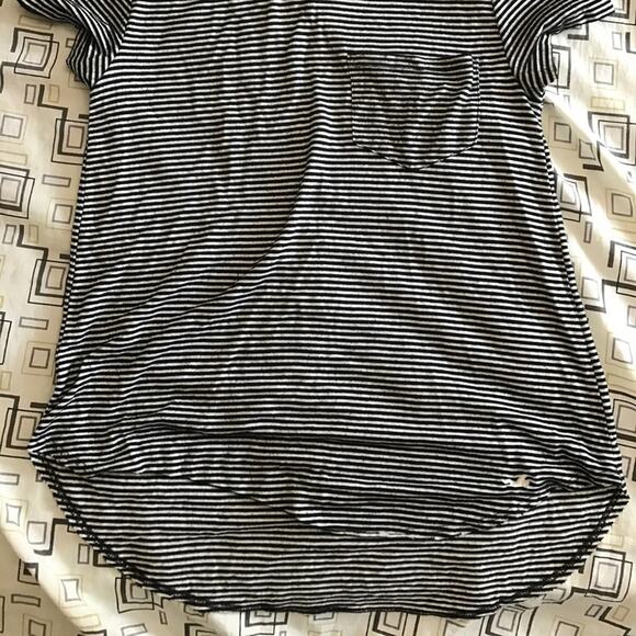 A17). Hollister Kids Hi-Lo Short Sleeve Striped Shirt - Picture 7 of 8